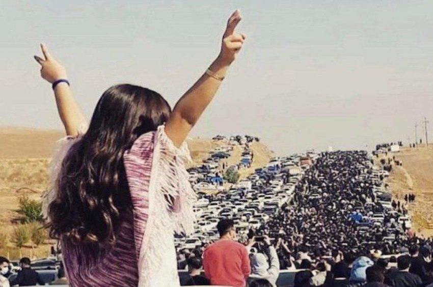 تایبەتمەندی بزووتنەوە بێ سەرکردە و ناحیزبیەکان 